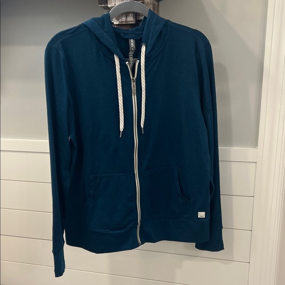 Vuori Women's Halo Performance Hoodie
Medium - Picture 2 of 4